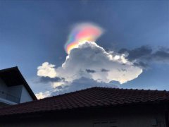 新加坡出现罕见“火彩虹” 持续15分钟(图)